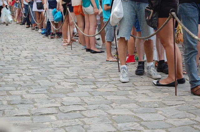 people, foot, waiting, line, queue, crowd, street, gray crowd, gray street, queue, queue, queue, queue, queue. Evaluating queue measurement technology